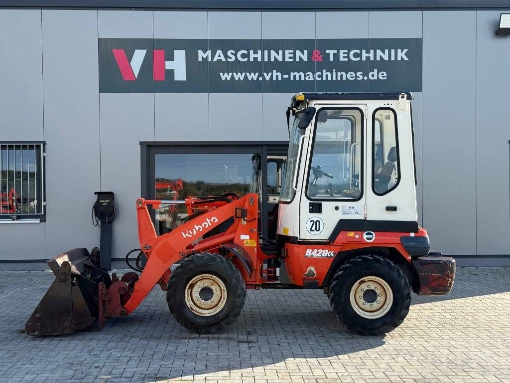 Kubota R 420 - Ελαστιχοφόρος φορτωτής: φωτογραφία 1 Kubota R 420 - Ελαστιχοφόρος φορτωτής: φωτογραφία 1