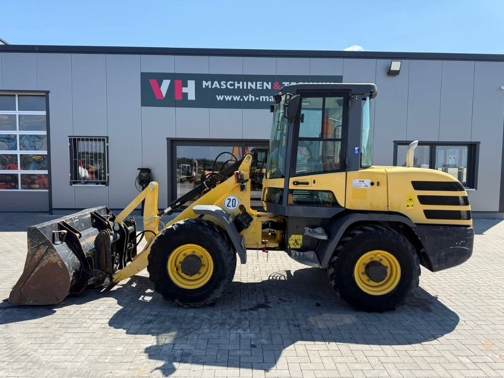 Yanmar V 80 - Ελαστιχοφόρος φορτωτής: φωτογραφία 2 Yanmar V 80 - Ελαστιχοφόρος φορτωτής: φωτογραφία 2