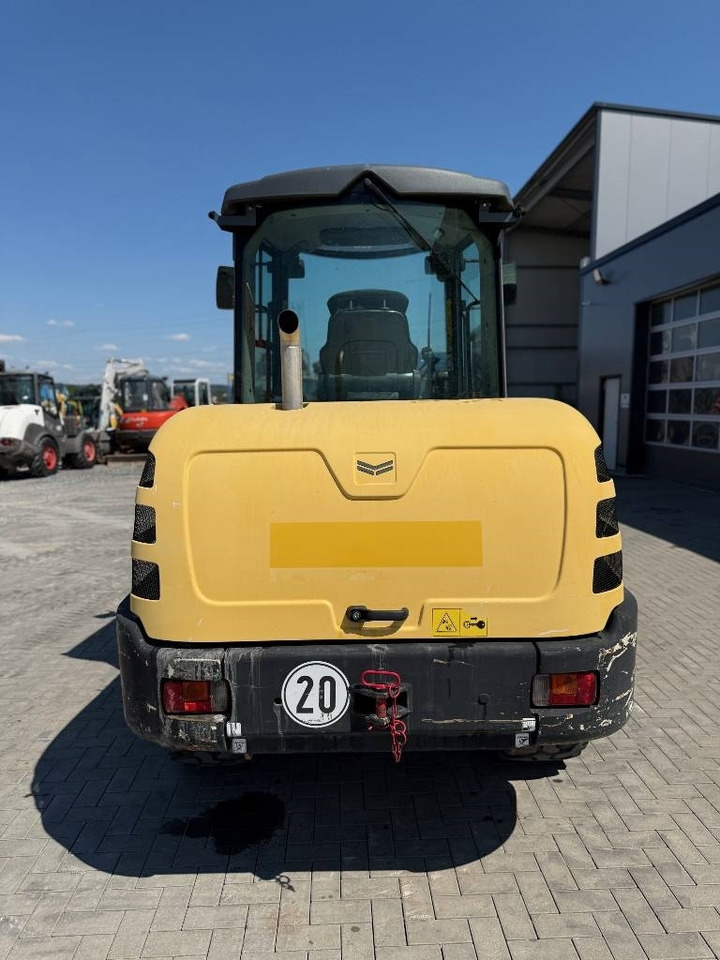 Yanmar V 80 - Ελαστιχοφόρος φορτωτής: φωτογραφία 4 Yanmar V 80 - Ελαστιχοφόρος φορτωτής: φωτογραφία 4