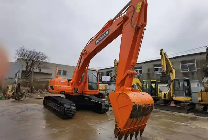 Used Doosan DH220-7 excavator on sale with manual engine made in Korea - Ερπυστριοφόρος εκσκαφέας: φωτογραφία 4 Used Doosan DH220-7 excavator on sale with manual engine made in Korea - Ερπυστριοφόρος εκσκαφέας: φωτογραφία 4