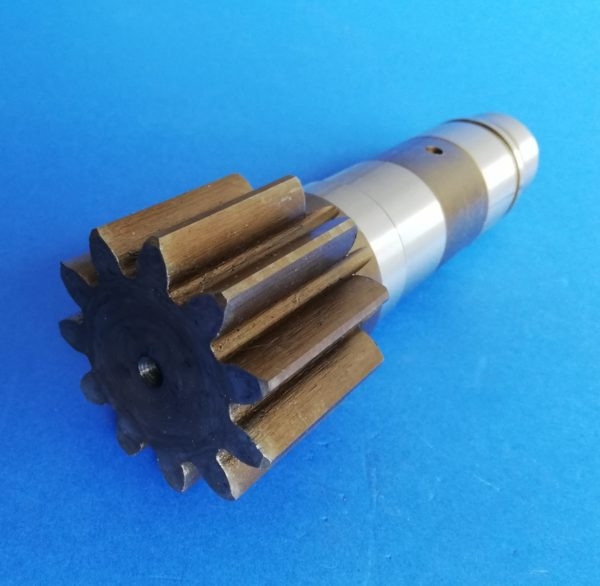 010370A Wałek silnika obrotu Komatsu PC10-7 - Μειωτήρας περιστροφής για Κατασκευή μηχανήματα: φωτογραφία 1 010370A Wałek silnika obrotu Komatsu PC10-7 - Μειωτήρας περιστροφής για Κατασκευή μηχανήματα: φωτογραφία 1