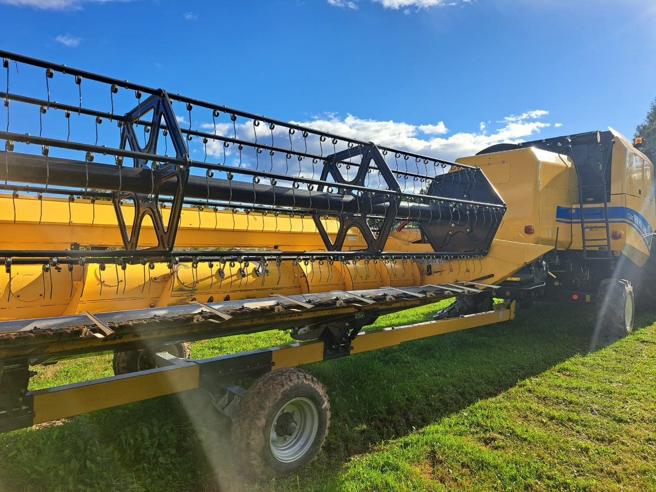 NEW HOLLAND TC 5.90 - Θεριζοαλωνιστική μηχανή: φωτογραφία 3 NEW HOLLAND TC 5.90 - Θεριζοαλωνιστική μηχανή: φωτογραφία 3