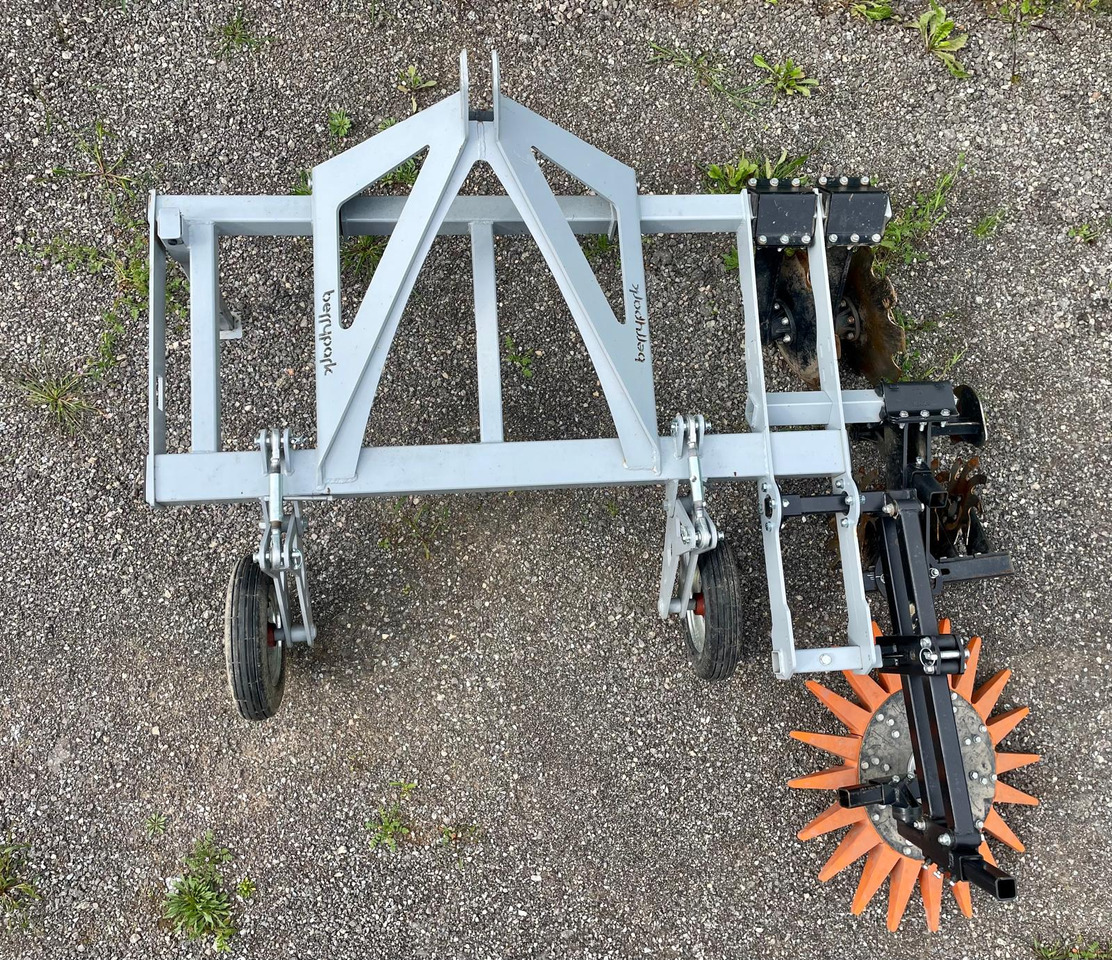 Berrypark Obstgartengerät – Seitenhäcksler / Orchard Weeder / Sarcleuse arboricole / Pielnik sadowniczy - Καλλιεργητής: φωτογραφία 4 Berrypark Obstgartengerät – Seitenhäcksler / Orchard Weeder / Sarcleuse arboricole / Pielnik sadowniczy - Καλλιεργητής: φωτογραφία 4