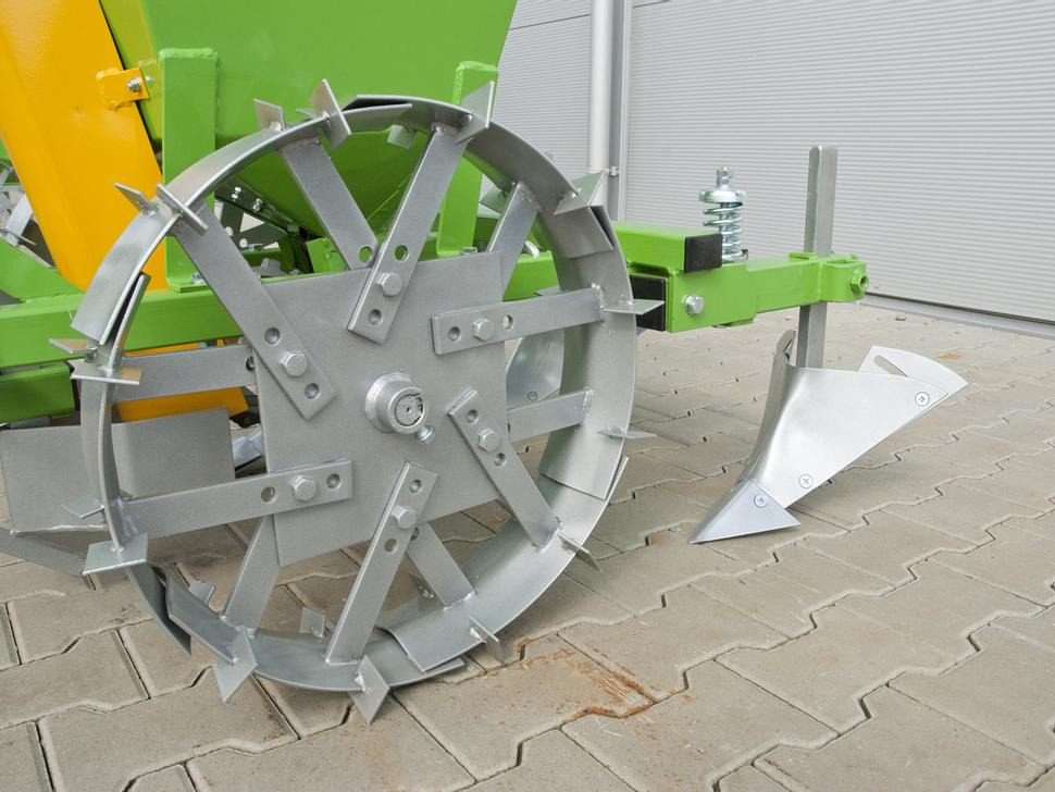 Bomet Kartoffelpflanzmaschine / Potato planter / Planteuse de pomme de terre / Piantapatate / Sadzarka ziemniaków - Πατατοφυτευτής: φωτογραφία 4 Bomet Kartoffelpflanzmaschine / Potato planter / Planteuse de pomme de terre / Piantapatate / Sadzarka ziemniaków - Πατατοφυτευτής: φωτογραφία 4