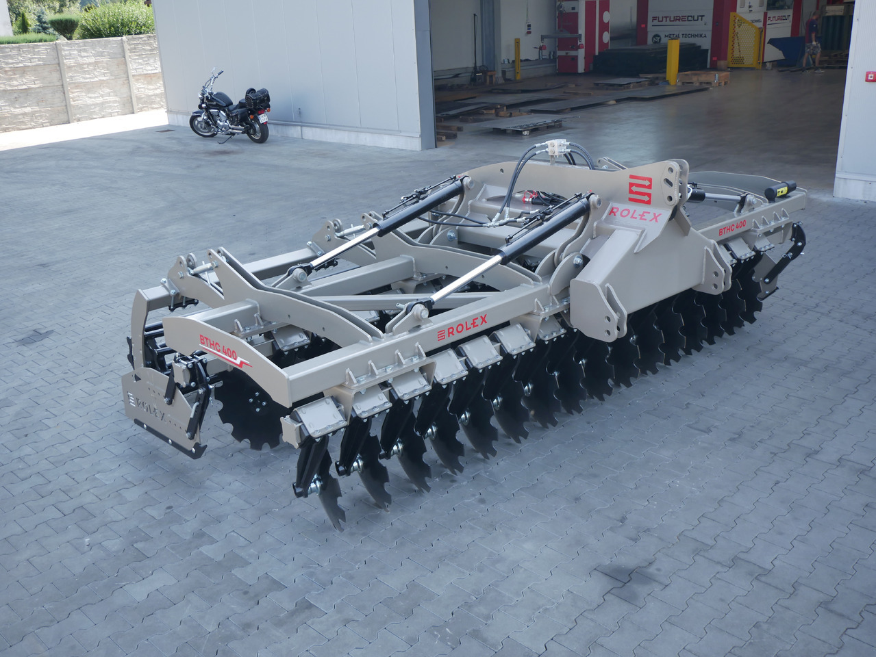 ROLEX Hydraulische Scheibenegge / Hydraulic discs harrow / Dechaumeur à disques / Erpice a dischi / Гидравлическая дисковая борона тяжёлая / Brona talerzowa hydraulicznie składana ciężka 4 m - Δισκοσβάρνα: φωτογραφία 4 ROLEX Hydraulische Scheibenegge / Hydraulic discs harrow / Dechaumeur à disques / Erpice a dischi / Гидравлическая дисковая борона тяжёлая / Brona talerzowa hydraulicznie składana ciężka 4 m - Δισκοσβάρνα: φωτογραφία 4