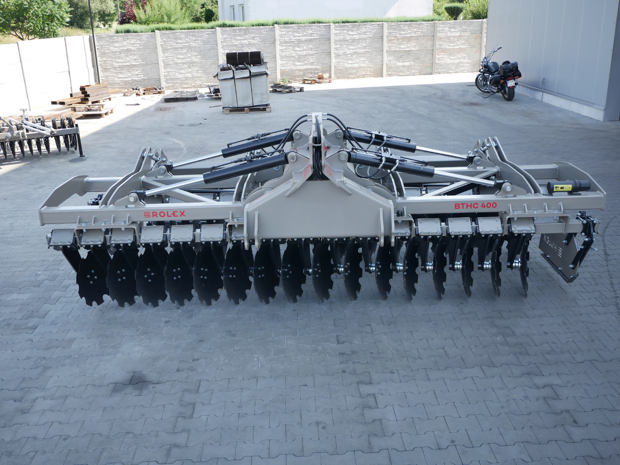 ROLEX Hydraulische Scheibenegge / Hydraulic discs harrow / Dechaumeur à disques / Erpice a dischi / Гидравлическая дисковая борона тяжёлая / Brona talerzowa hydraulicznie składana ciężka 4 m - Δισκοσβάρνα: φωτογραφία 3 ROLEX Hydraulische Scheibenegge / Hydraulic discs harrow / Dechaumeur à disques / Erpice a dischi / Гидравлическая дисковая борона тяжёлая / Brona talerzowa hydraulicznie składana ciężka 4 m - Δισκοσβάρνα: φωτογραφία 3
