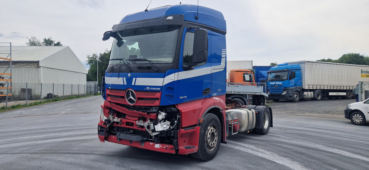 Mercedes-Benz 1843 DB 1843 mit PTU für Kompressor Unfall, bedingt fahrbereit. Video vorh. - Τράκτορας: φωτογραφία 1 Mercedes-Benz 1843 DB 1843 mit PTU für Kompressor Unfall, bedingt fahrbereit. Video vorh. - Τράκτορας: φωτογραφία 1