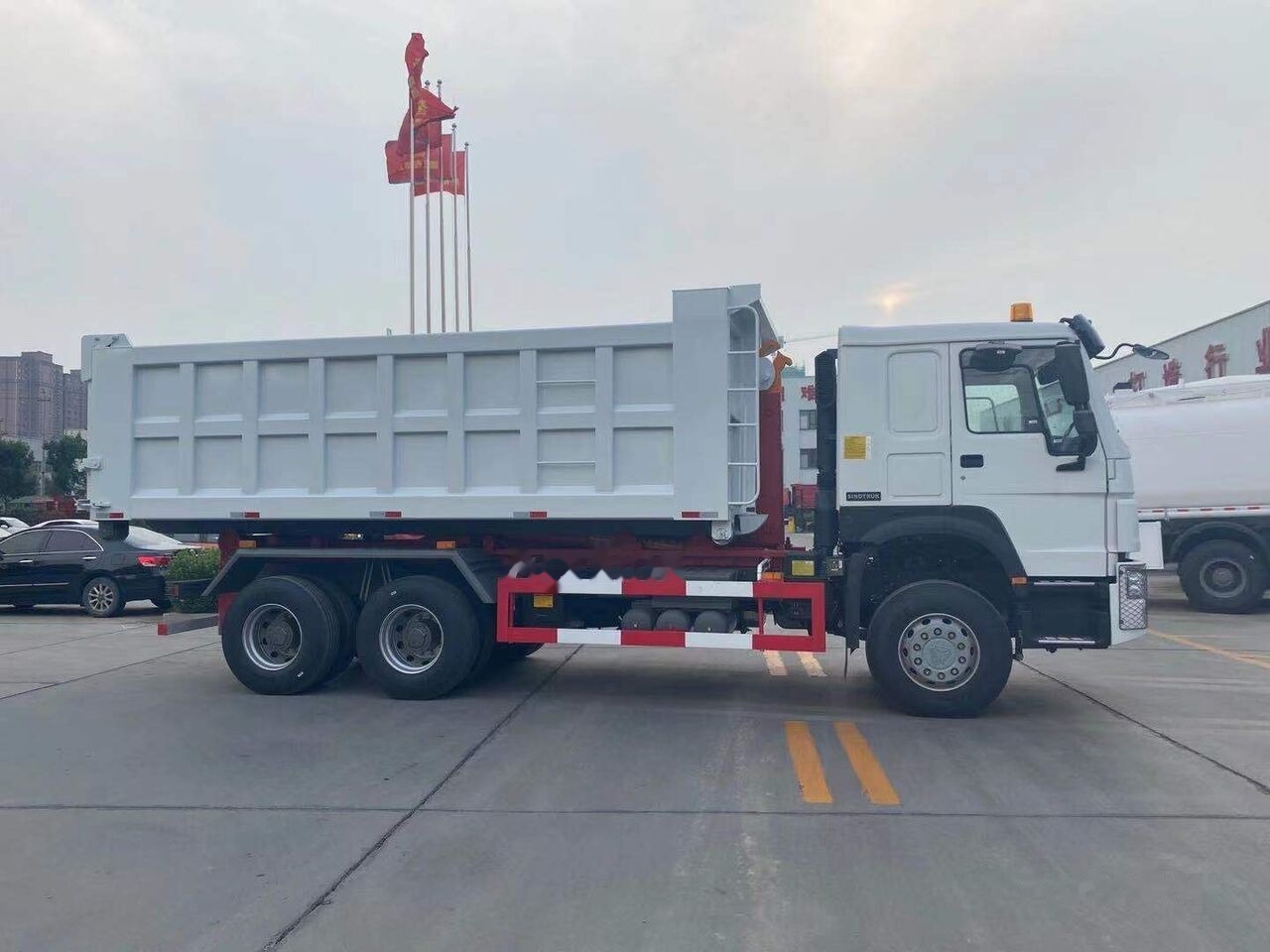 Howo 371 - Φορτηγό ανατρεπόμενο: φωτογραφία 2 Howo 371 - Φορτηγό ανατρεπόμενο: φωτογραφία 2