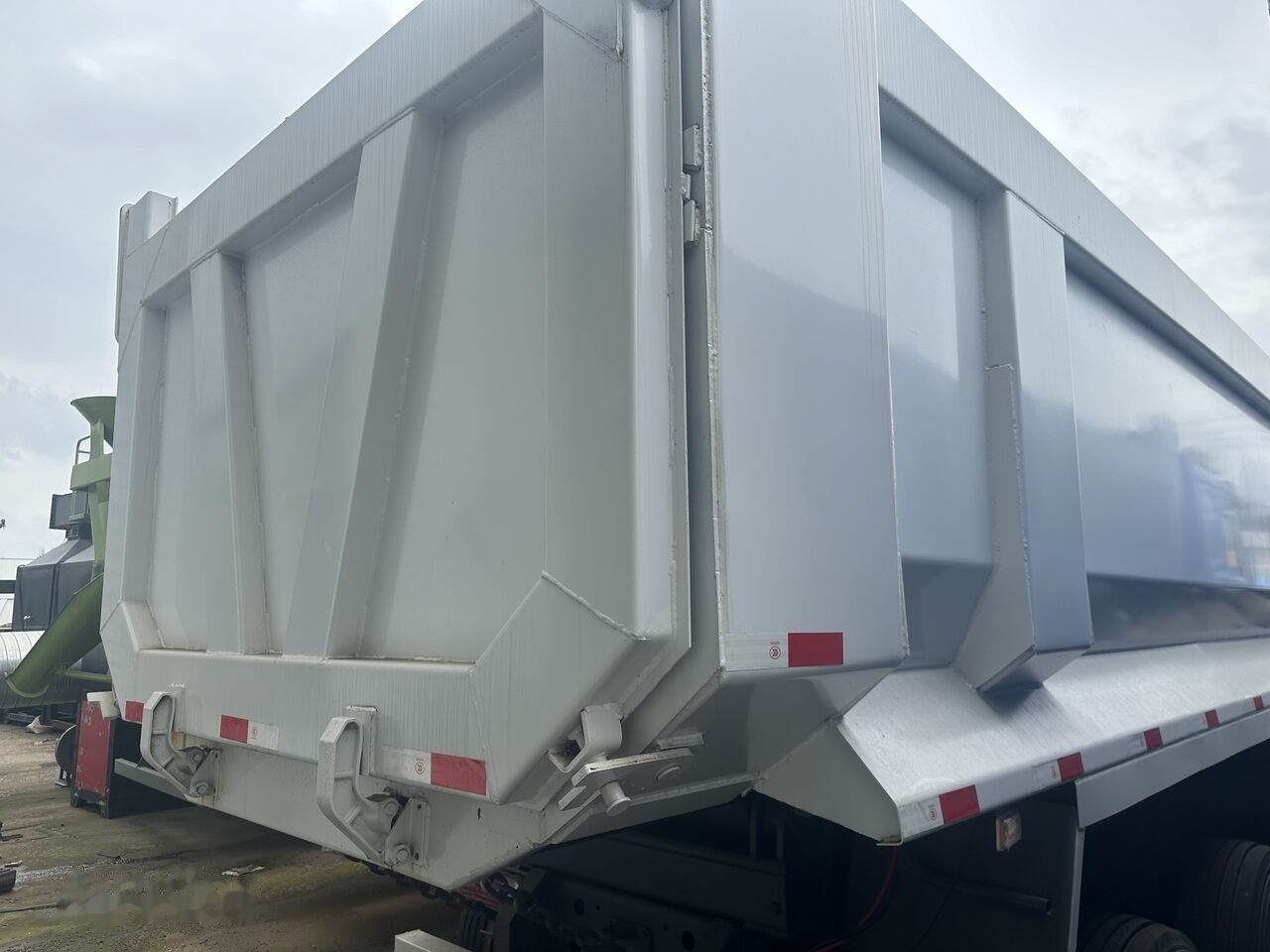 Howo - Φορτηγό ανατρεπόμενο: φωτογραφία 1 Howo - Φορτηγό ανατρεπόμενο: φωτογραφία 1