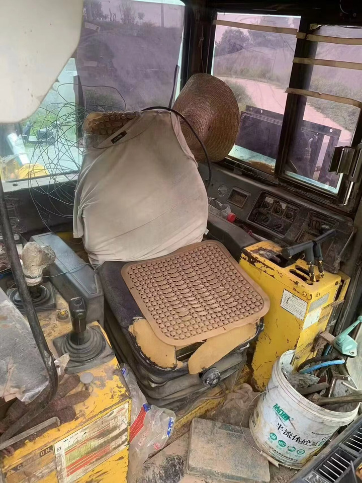 KOMATSU D375 - Μπουλντόζα: φωτογραφία 4 KOMATSU D375 - Μπουλντόζα: φωτογραφία 4