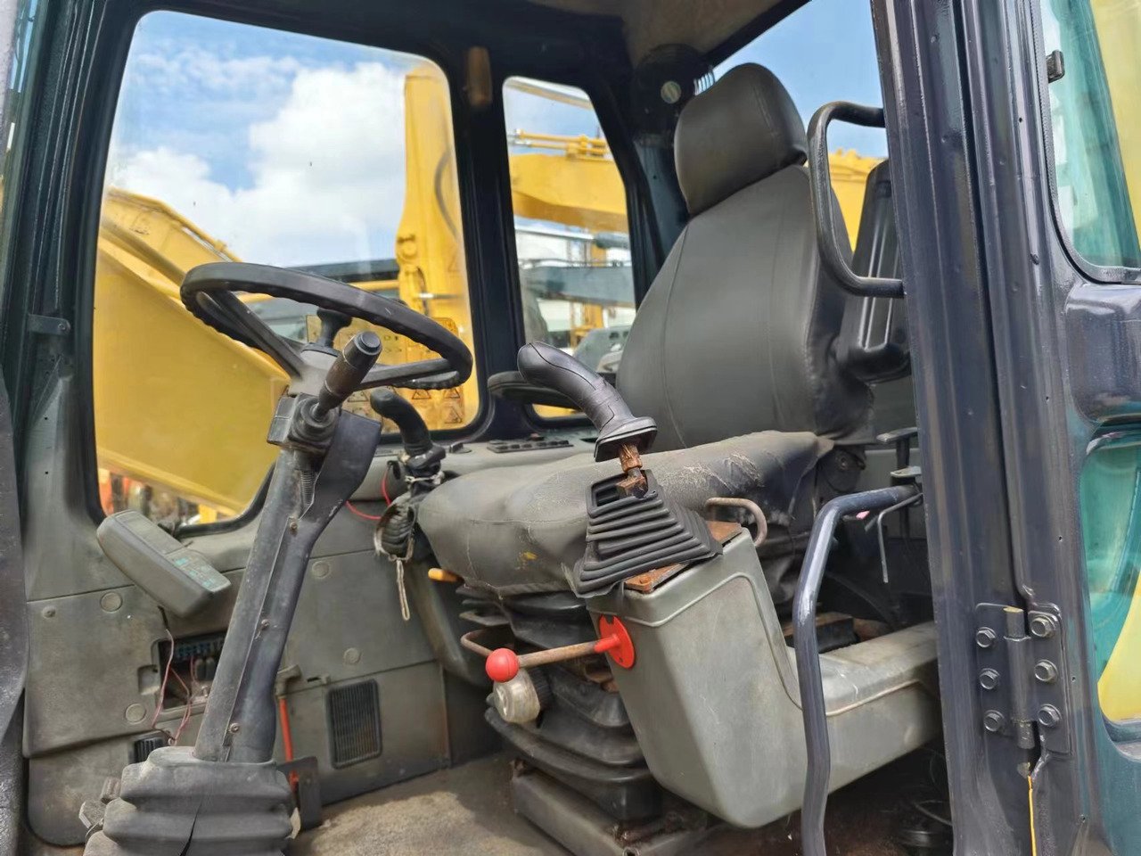 KOMATSU PC130 - Τροχοφόρος εκσκαφέας: φωτογραφία 4 KOMATSU PC130 - Τροχοφόρος εκσκαφέας: φωτογραφία 4
