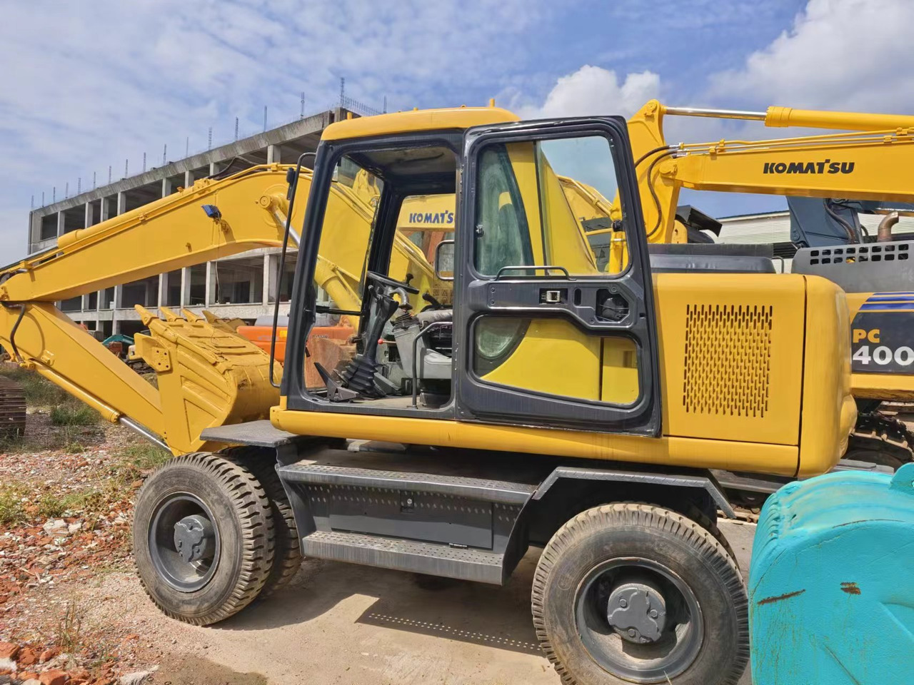 KOMATSU PC130 - Τροχοφόρος εκσκαφέας: φωτογραφία 1 KOMATSU PC130 - Τροχοφόρος εκσκαφέας: φωτογραφία 1