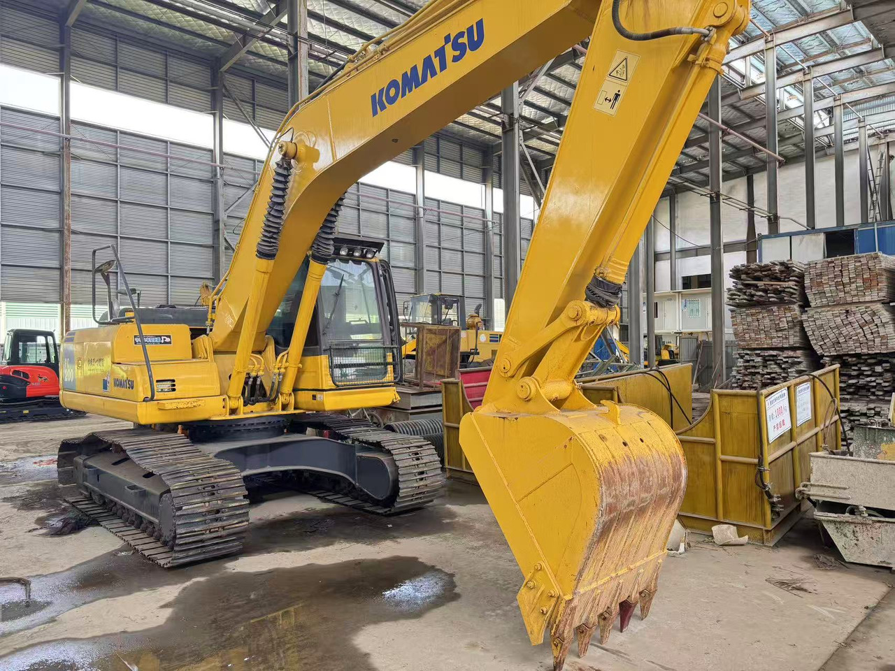 KOMATSU PC200-8 - Ερπυστριοφόρος εκσκαφέας: φωτογραφία 1 KOMATSU PC200-8 - Ερπυστριοφόρος εκσκαφέας: φωτογραφία 1