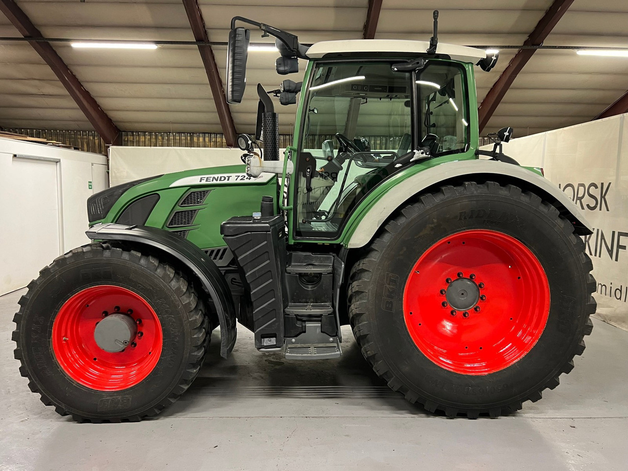 Fendt 724 Vario - Τρακτέρ: φωτογραφία 1 Fendt 724 Vario - Τρακτέρ: φωτογραφία 1