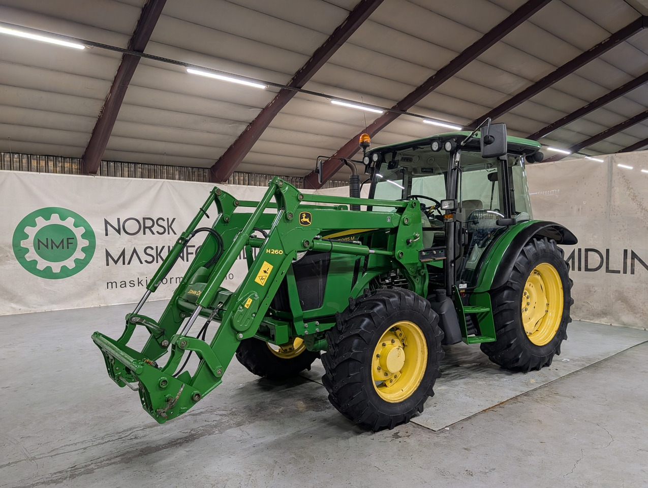 John Deere 5085M - Τρακτέρ: φωτογραφία 1 John Deere 5085M - Τρακτέρ: φωτογραφία 1