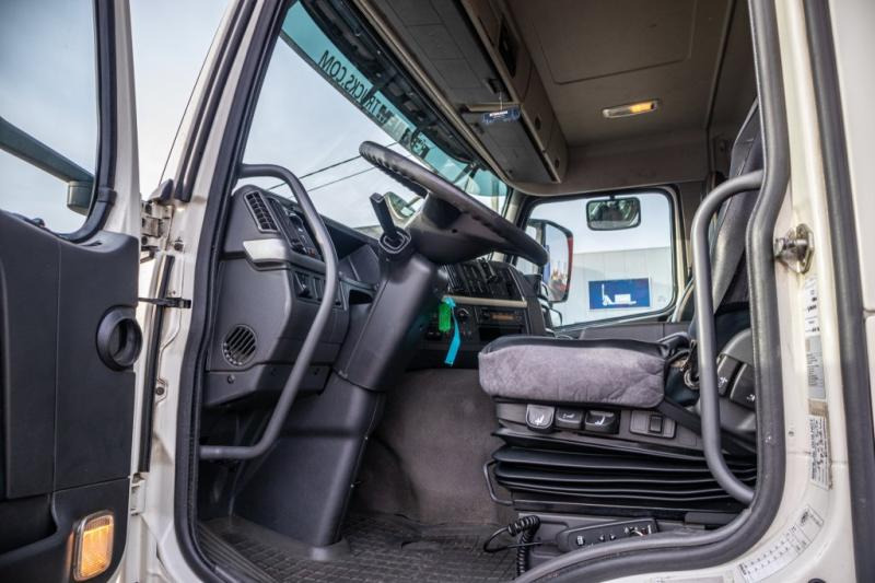 Interior photo 1: Φορτηγό μουσαμάς Volvo FM330-6x2-10 pneus/tires-intarder