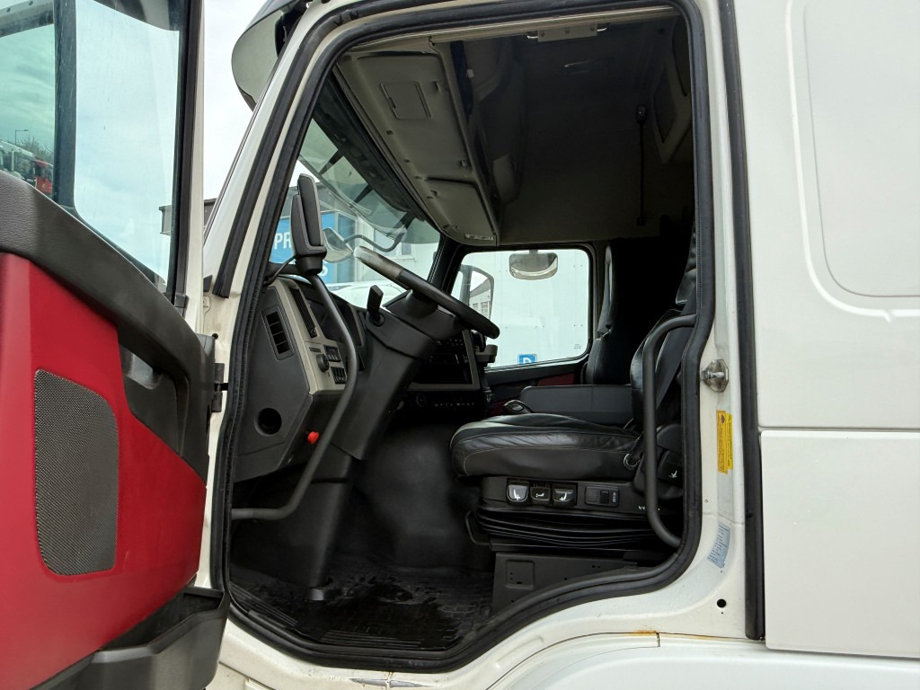 Interior photo 1: Φορτηγό ανατρεπόμενο VOLVO FM 500, 2015, 8x4 tridem, S1 Interior photo 1: Φορτηγό ανατρεπόμενο VOLVO FM 500, 2015, 8x4 tridem, S1