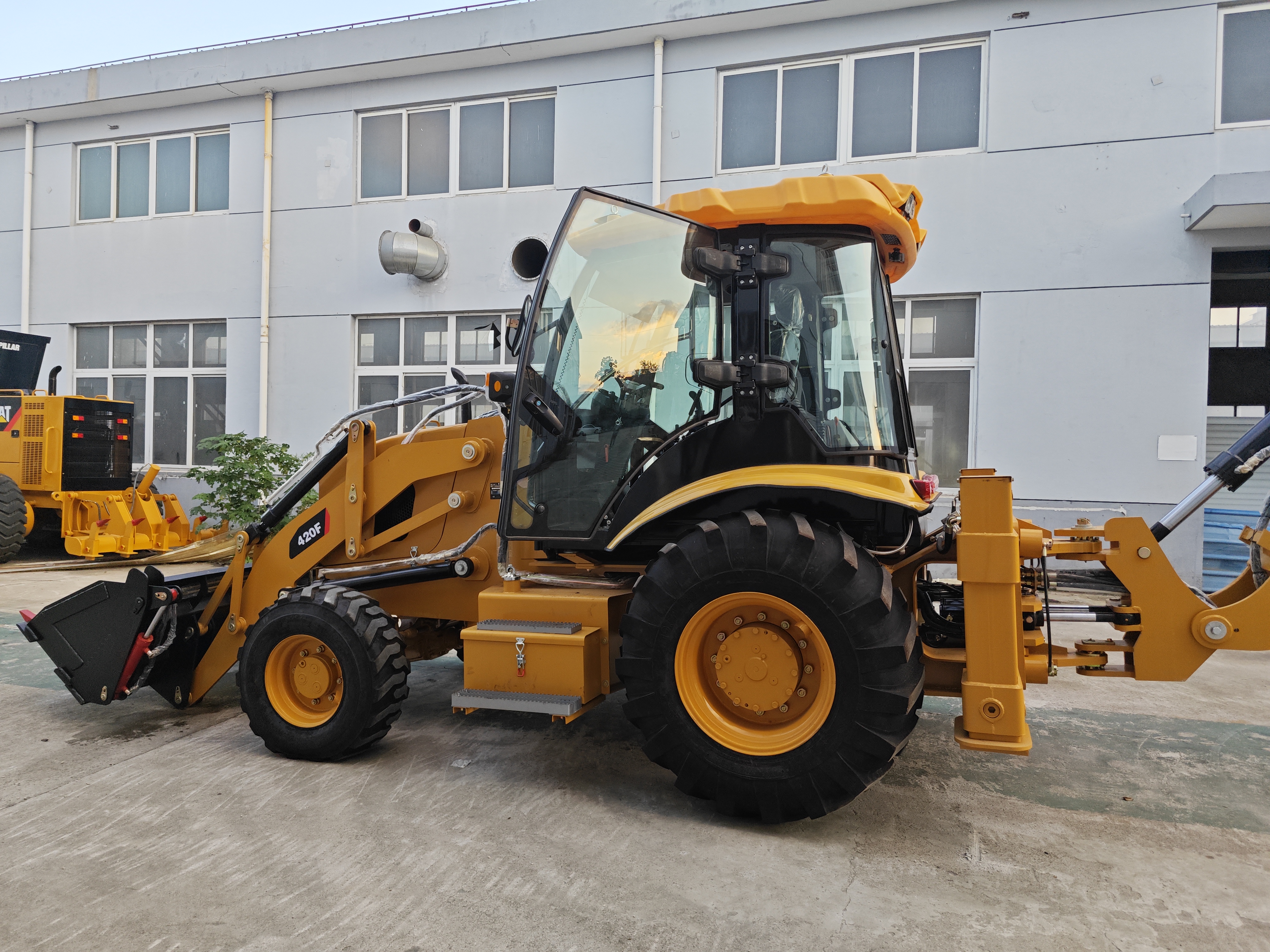 Caterpillar 420F used cat loader - Φορτωτής εκσκαφέας: φωτογραφία 1 Caterpillar 420F used cat loader - Φορτωτής εκσκαφέας: φωτογραφία 1