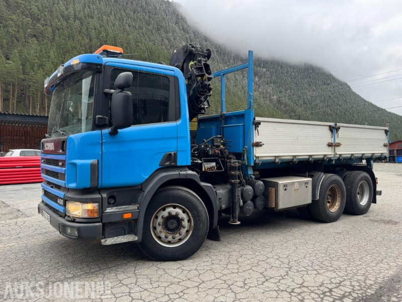 1997 Scania P124 400 kranbil med 3-veis tipp og klype - Φορτηγό με γερανό: φωτογραφία 1 1997 Scania P124 400 kranbil med 3-veis tipp og klype - Φορτηγό με γερανό: φωτογραφία 1