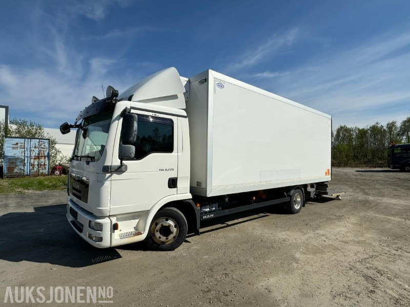 2013 MAN TGL 8.220 4X2BL - 18PL Carrier Frys - Bakløft - EU-Godkjent - Φορτηγό κόφα: φωτογραφία 1 2013 MAN TGL 8.220 4X2BL - 18PL Carrier Frys - Bakløft - EU-Godkjent - Φορτηγό κόφα: φωτογραφία 1