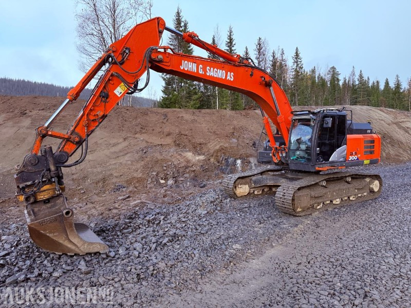 2016 Hitachi ZX300LC-6 Beltegraver - Sentralsmøring, GPS, Engcon tiltrotator og 2 skuffer - Εκσκαφέας: φωτογραφία 1 2016 Hitachi ZX300LC-6 Beltegraver - Sentralsmøring, GPS, Engcon tiltrotator og 2 skuffer - Εκσκαφέας: φωτογραφία 1