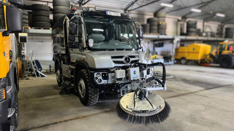 2017 Mercedes-Benz Unimog U423 komplett pakke med feieutstyr, Schmidt Stratos spreder og Schmidt plog - Φορτηγό: φωτογραφία 3 2017 Mercedes-Benz Unimog U423 komplett pakke med feieutstyr, Schmidt Stratos spreder og Schmidt plog - Φορτηγό: φωτογραφία 3