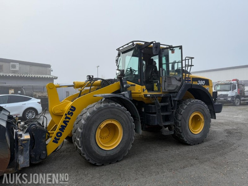 2022 Komatsu WA380-8E0 hjullaster – 2 150,9 timer, Hydr. pallegaffel og skuffe - Ελαστιχοφόρος φορτωτής: φωτογραφία 2 2022 Komatsu WA380-8E0 hjullaster – 2 150,9 timer, Hydr. pallegaffel og skuffe - Ελαστιχοφόρος φορτωτής: φωτογραφία 2