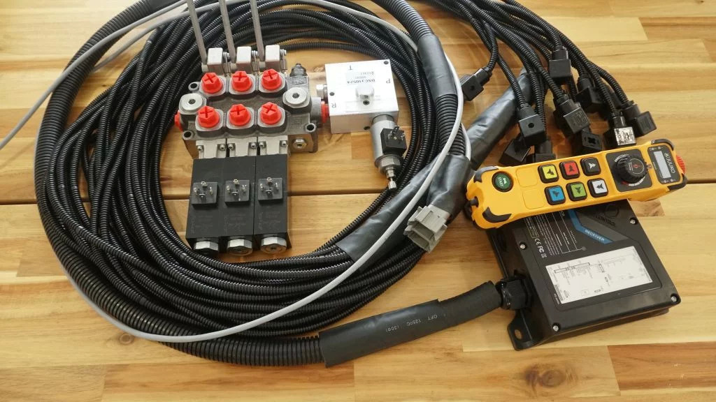 Monoblock hydraulic valve Galtech 3 sections 60 l/min 15 gpm 12 V + Remote radio Palfinger, Hiab, Fassi - Κατασκευή μηχανήματα: φωτογραφία 1 Monoblock hydraulic valve Galtech 3 sections 60 l/min 15 gpm 12 V + Remote radio Palfinger, Hiab, Fassi - Κατασκευή μηχανήματα: φωτογραφία 1