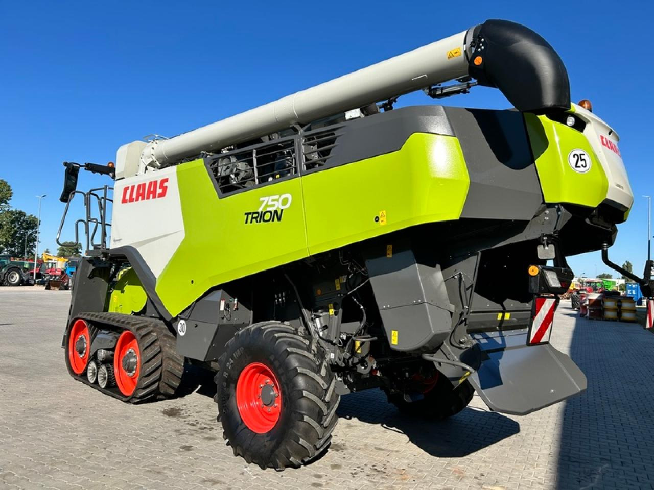CLAAS TRION 750 TT APS HYBRID - Θεριζοαλωνιστική μηχανή: φωτογραφία 2 CLAAS TRION 750 TT APS HYBRID - Θεριζοαλωνιστική μηχανή: φωτογραφία 2