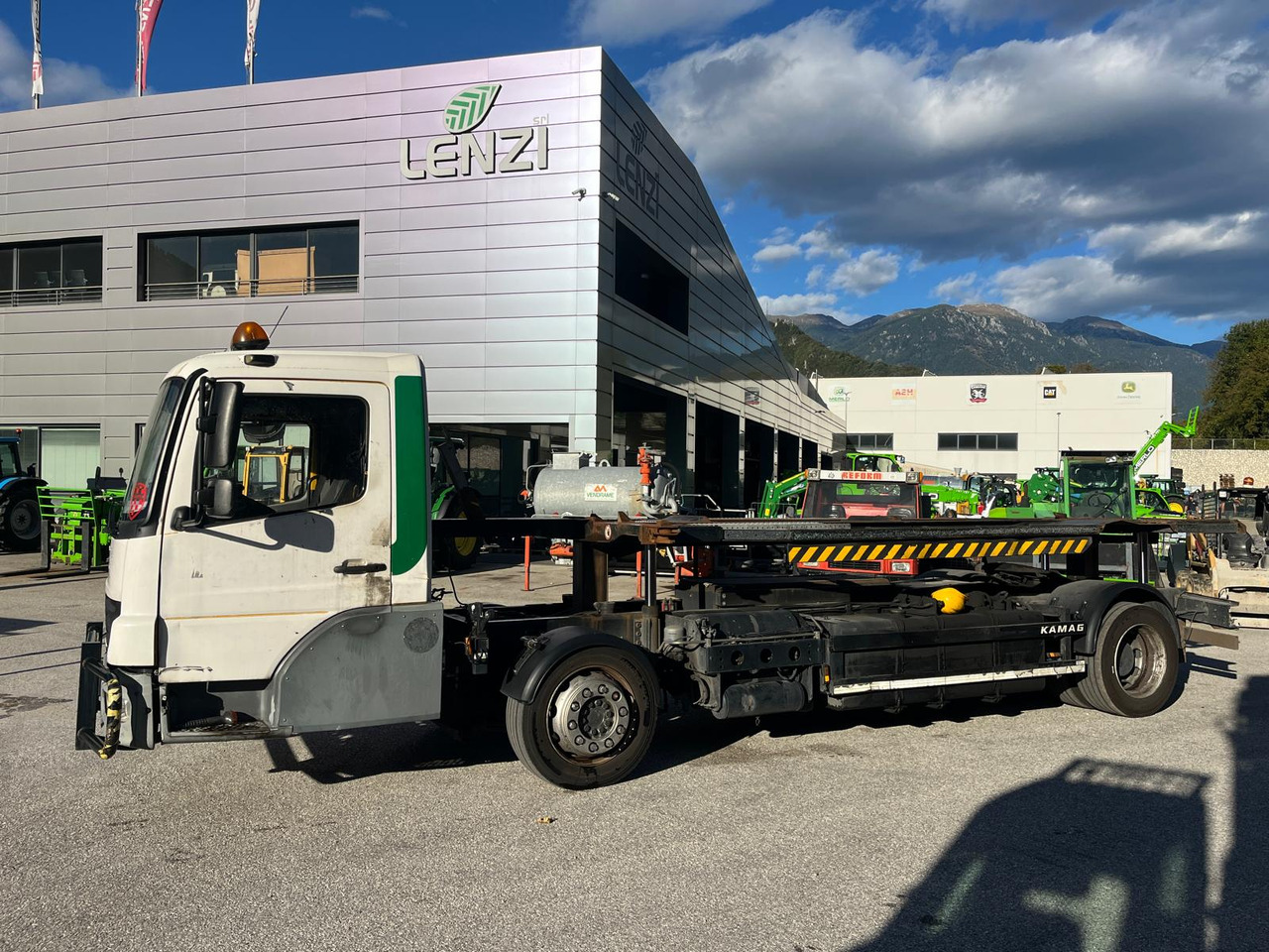 MERCEDES-BENZ KAMAG - Φορτηγό μεταφοράς εμπορευματοκιβωτίων/ Κινητό αμάξωμα: φωτογραφία 2 MERCEDES-BENZ KAMAG - Φορτηγό μεταφοράς εμπορευματοκιβωτίων/ Κινητό αμάξωμα: φωτογραφία 2