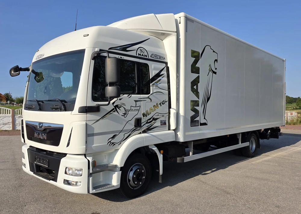MAN TGL 12.250 / KONTENER / IZOTERMA / WINDA / 2019R / EURO 6 / PEŁEN SERWIS / 6 TON ŁADOWNOŚĆ / SPROWADZONY / ZADBANY / JAK NOWY / KSIĄŻKA SERWISOWA / E6 / 17 PALET - Φορτηγό κόφα: φωτογραφία 2 MAN TGL 12.250 / KONTENER / IZOTERMA / WINDA / 2019R / EURO 6 / PEŁEN SERWIS / 6 TON ŁADOWNOŚĆ / SPROWADZONY / ZADBANY / JAK NOWY / KSIĄŻKA SERWISOWA / E6 / 17 PALET - Φορτηγό κόφα: φωτογραφία 2