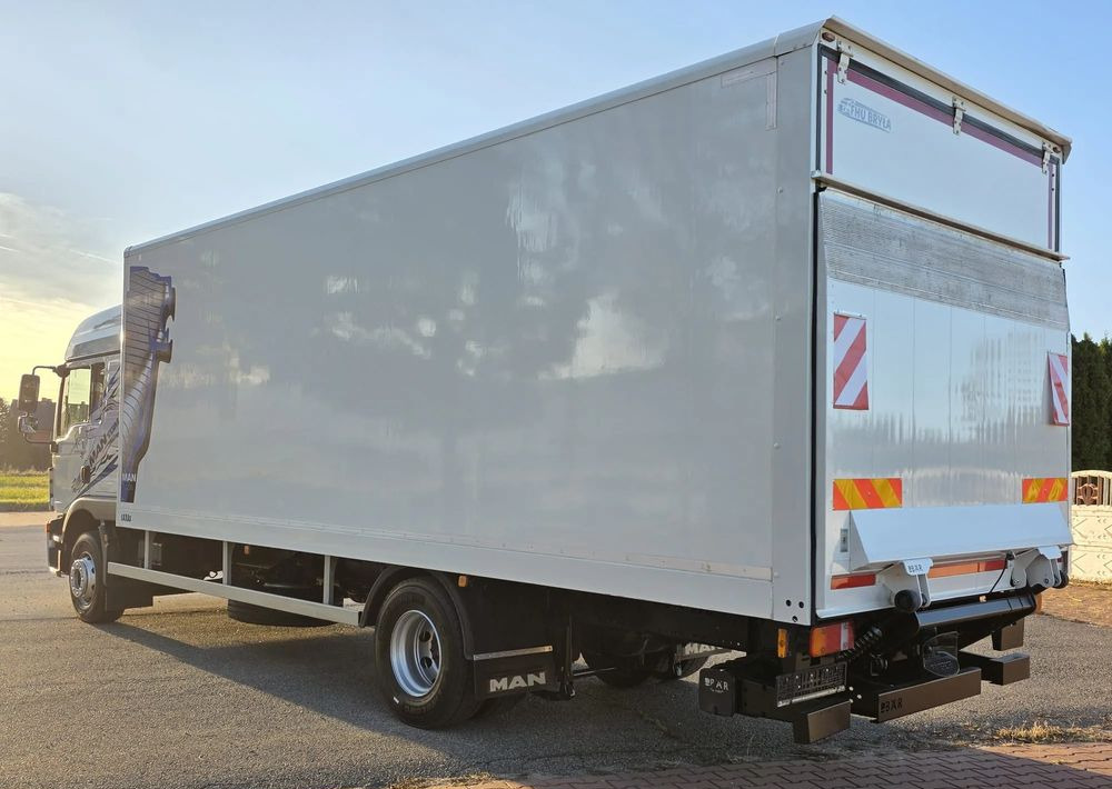 MAN TGM 15.290 / TGL / KONTENER / IZOTERMA / WINDA / KLIMA POSTOJOWA / 2019R / EURO 6 / PEŁEN SERWIS / 8200KG ŁADOWNOŚĆ / SPROWADZONY / ZADBANY / JAK NOWY / KSIĄŻKA SERWISOWA / E6 / 18 PALET - Φορτηγό κόφα: φωτογραφία 4 MAN TGM 15.290 / TGL / KONTENER / IZOTERMA / WINDA / KLIMA POSTOJOWA / 2019R / EURO 6 / PEŁEN SERWIS / 8200KG ŁADOWNOŚĆ / SPROWADZONY / ZADBANY / JAK NOWY / KSIĄŻKA SERWISOWA / E6 / 18 PALET - Φορτηγό κόφα: φωτογραφία 4