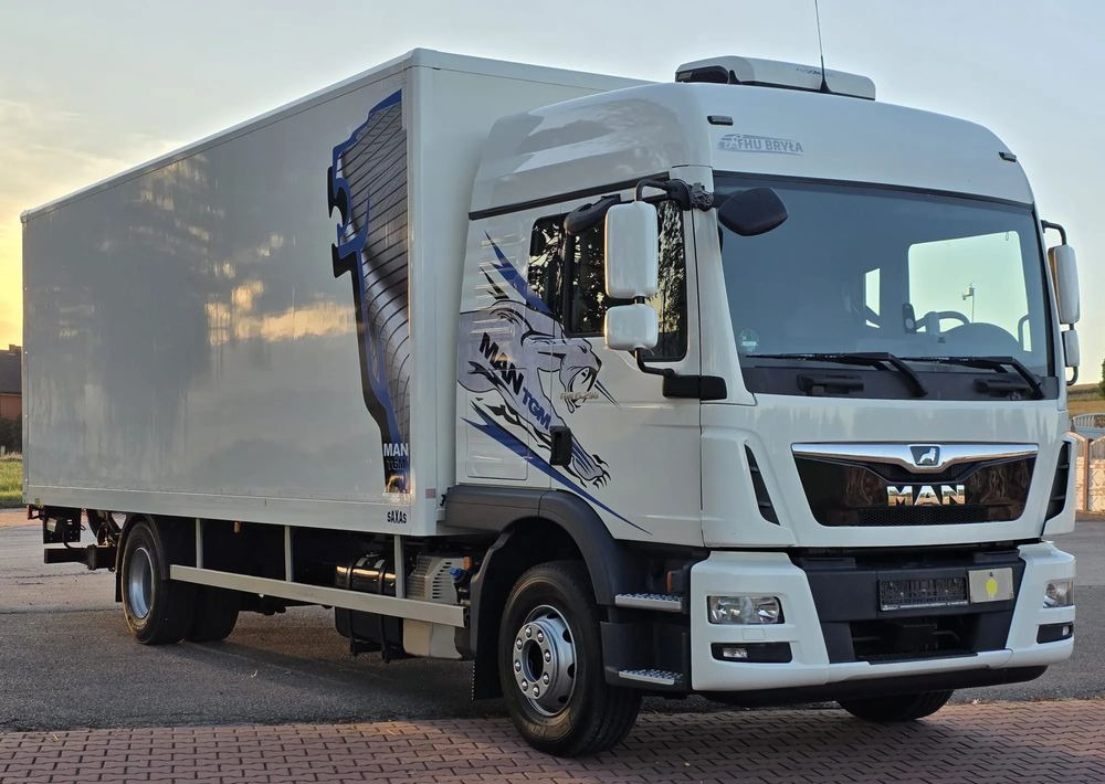MAN TGM 15.290 / TGL / KONTENER / IZOTERMA / WINDA / KLIMA POSTOJOWA / 2019R / EURO 6 / PEŁEN SERWIS / 8200KG ŁADOWNOŚĆ / SPROWADZONY / ZADBANY / JAK NOWY / KSIĄŻKA SERWISOWA / E6 / 18 PALET - Φορτηγό κόφα: φωτογραφία 1 MAN TGM 15.290 / TGL / KONTENER / IZOTERMA / WINDA / KLIMA POSTOJOWA / 2019R / EURO 6 / PEŁEN SERWIS / 8200KG ŁADOWNOŚĆ / SPROWADZONY / ZADBANY / JAK NOWY / KSIĄŻKA SERWISOWA / E6 / 18 PALET - Φορτηγό κόφα: φωτογραφία 1