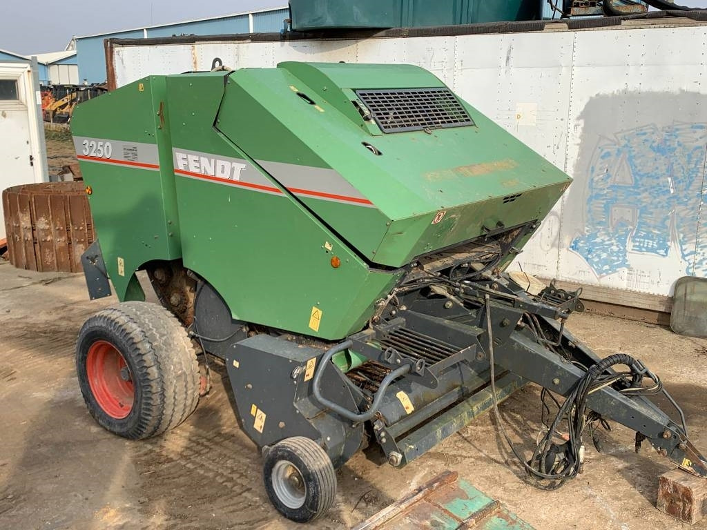 Fendt 3250 - Χορτοδετική μηχανή στρόγγυλης μπάλας: φωτογραφία 1 Fendt 3250 - Χορτοδετική μηχανή στρόγγυλης μπάλας: φωτογραφία 1