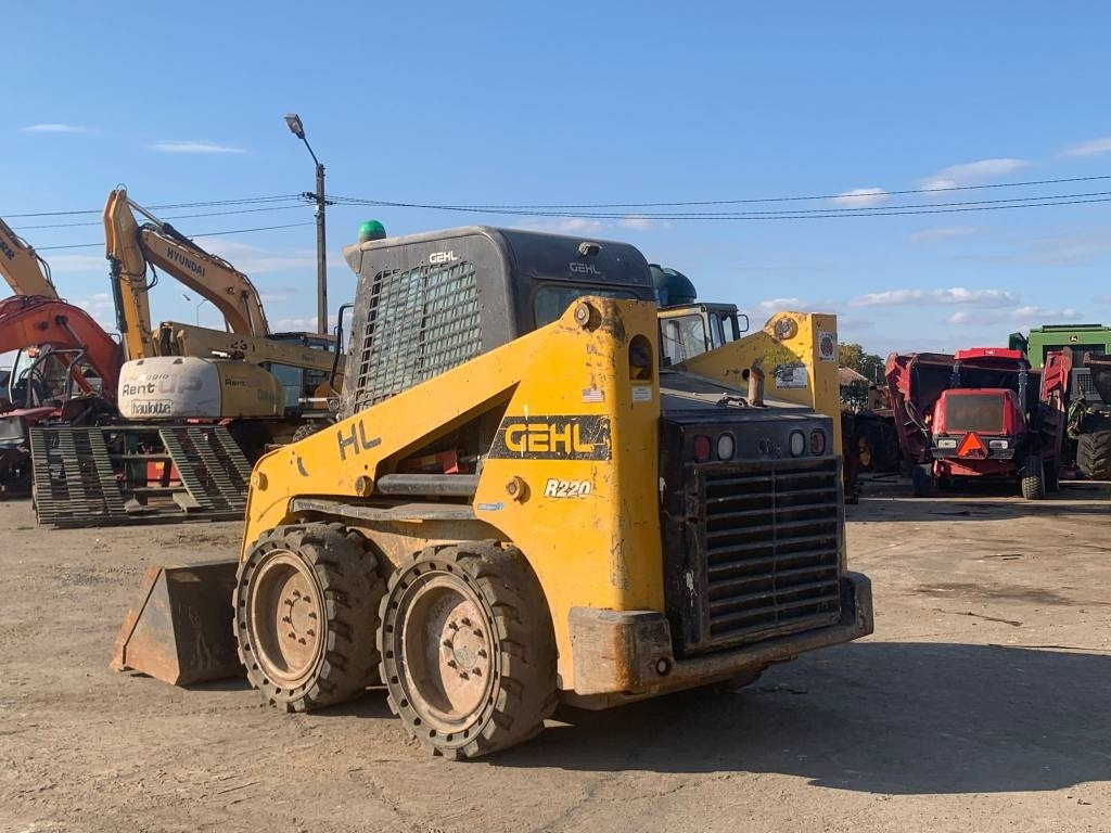 Gehl R 220 - Φορτωτής πλάγιας ολίσθησης: φωτογραφία 3 Gehl R 220 - Φορτωτής πλάγιας ολίσθησης: φωτογραφία 3