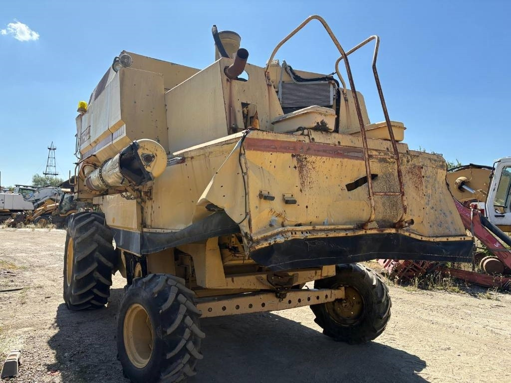 New Holland TF 42 - Θεριζοαλωνιστική μηχανή: φωτογραφία 3 New Holland TF 42 - Θεριζοαλωνιστική μηχανή: φωτογραφία 3