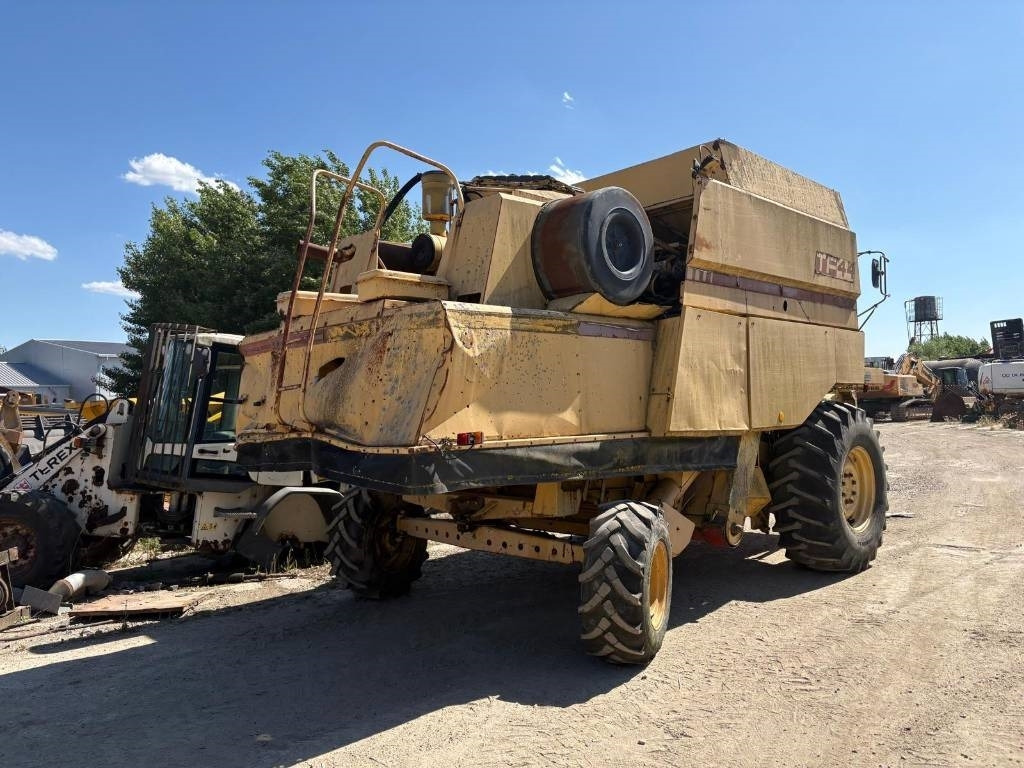 New Holland TF 42 - Θεριζοαλωνιστική μηχανή: φωτογραφία 2 New Holland TF 42 - Θεριζοαλωνιστική μηχανή: φωτογραφία 2