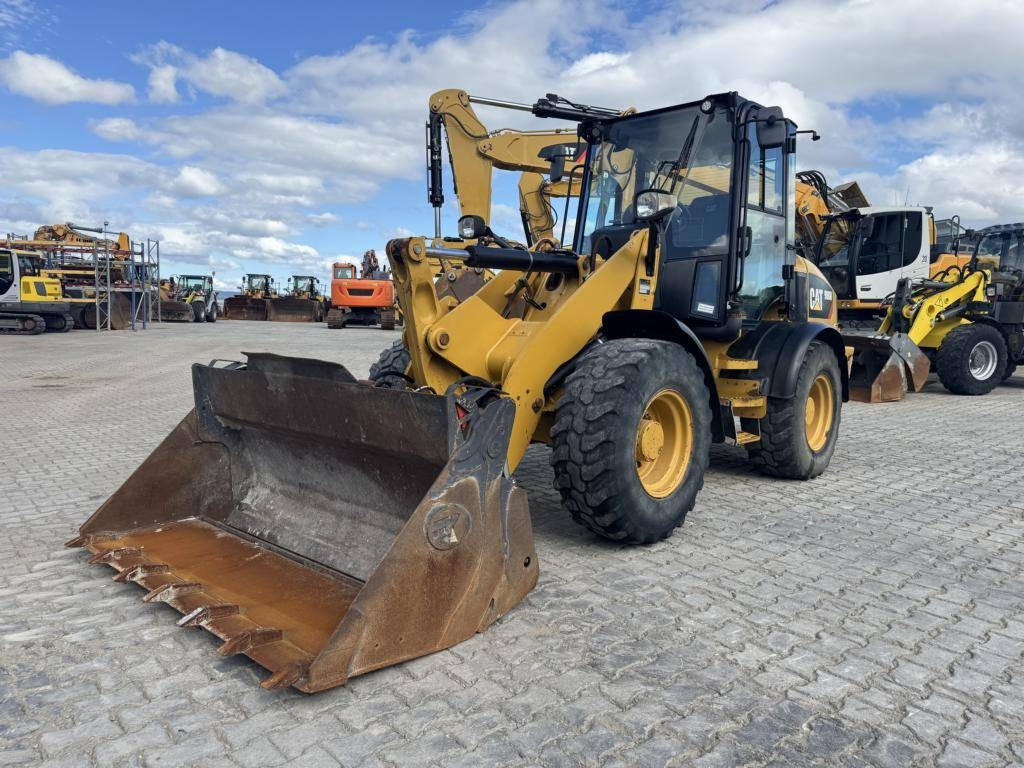 CAT 908M mit Klappschaufe und Palletengabeln - Ελαστιχοφόρος φορτωτής: φωτογραφία 1 CAT 908M mit Klappschaufe und Palletengabeln - Ελαστιχοφόρος φορτωτής: φωτογραφία 1