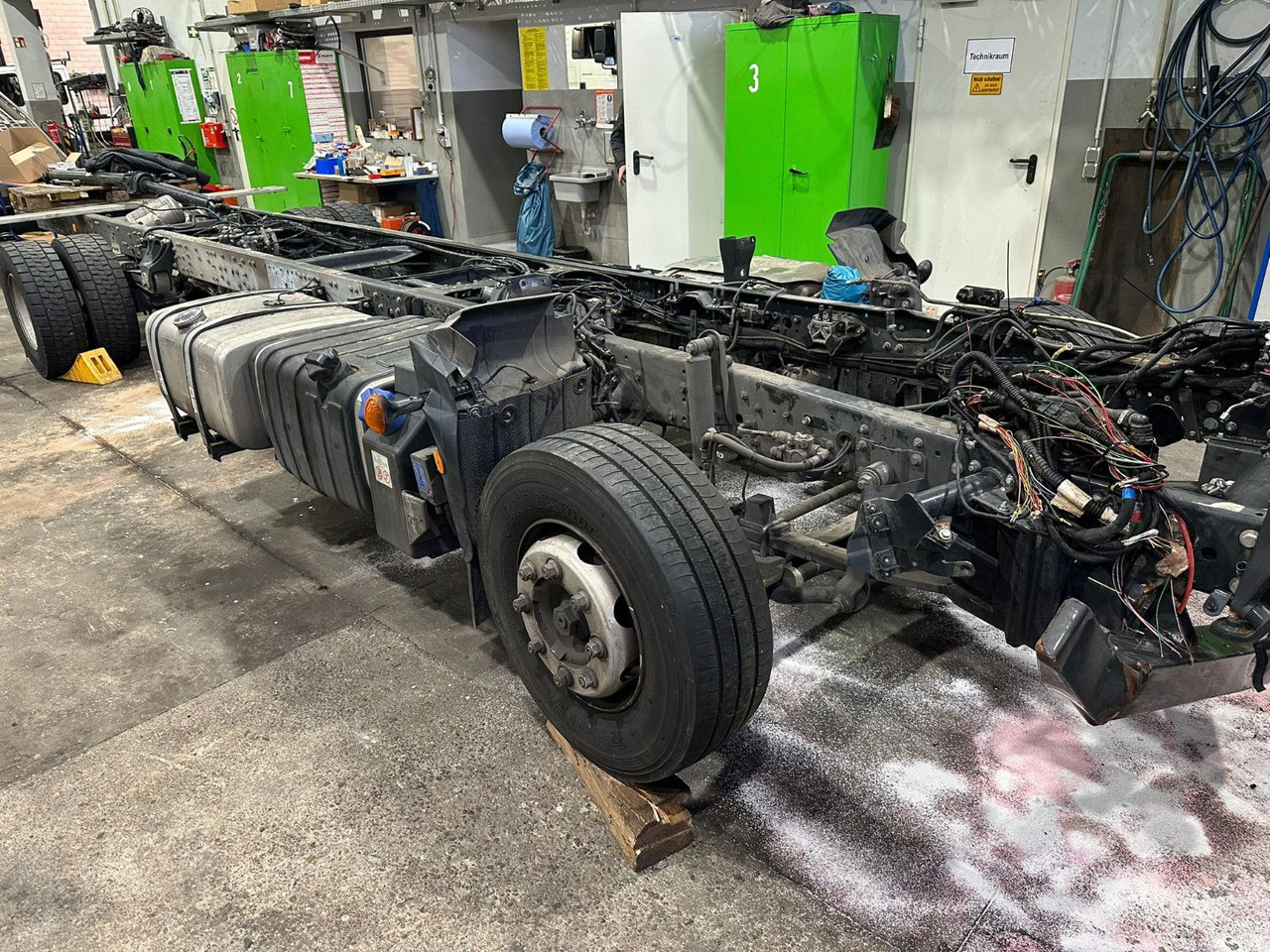 Iveco 110EL25 Unfallchassis ohne Motor/Getriebe - Φορτηγό σασί: φωτογραφία 3 Iveco 110EL25 Unfallchassis ohne Motor/Getriebe - Φορτηγό σασί: φωτογραφία 3