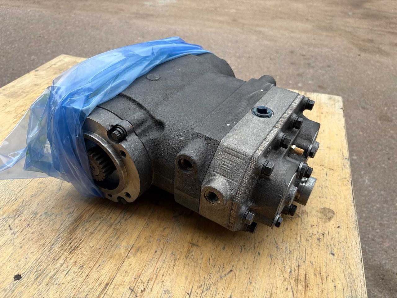 Air Dryer Compressor Cummins ST-676 - Κομπρεσέρ A/C: φωτογραφία 1 Air Dryer Compressor Cummins ST-676 - Κομπρεσέρ A/C: φωτογραφία 1