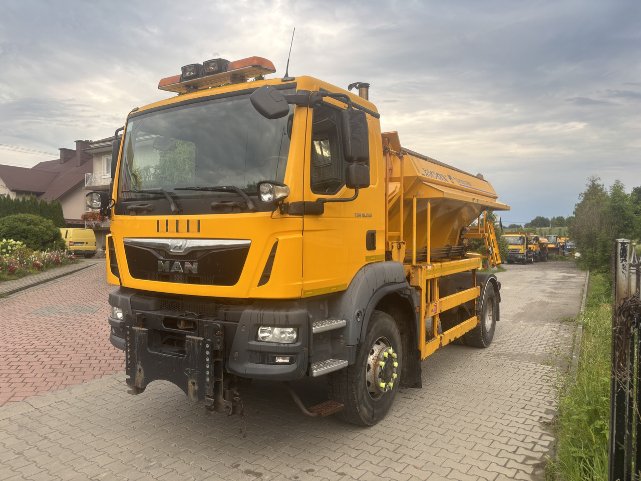 MAN TGM 18.250 4X4BB GRITTER/SPREADER/PLOUGH - Εκχιονιστικό μηχάνημα: φωτογραφία 1 MAN TGM 18.250 4X4BB GRITTER/SPREADER/PLOUGH - Εκχιονιστικό μηχάνημα: φωτογραφία 1