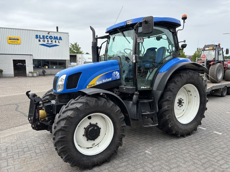 New Holland T6010 Plus Supersteer - Τρακτέρ: φωτογραφία 1 New Holland T6010 Plus Supersteer - Τρακτέρ: φωτογραφία 1