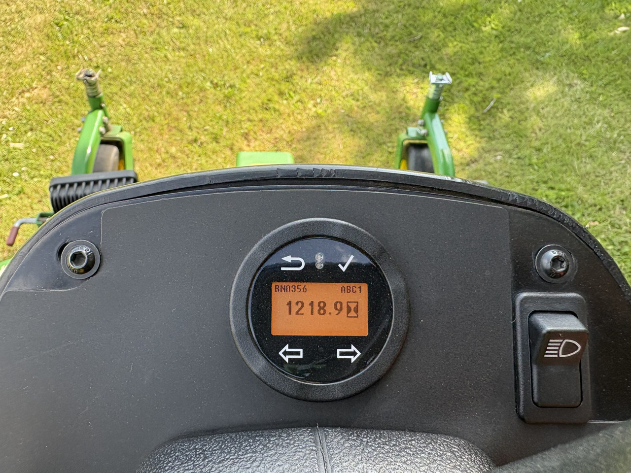 John Deere 1570 C/W 60" rear discharge deck - Χλοοκοπτικό: φωτογραφία 5 John Deere 1570 C/W 60" rear discharge deck - Χλοοκοπτικό: φωτογραφία 5
