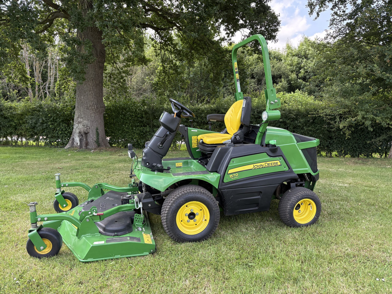 John Deere 1570 C/W 60" rear discharge deck - Χλοοκοπτικό: φωτογραφία 1 John Deere 1570 C/W 60" rear discharge deck - Χλοοκοπτικό: φωτογραφία 1