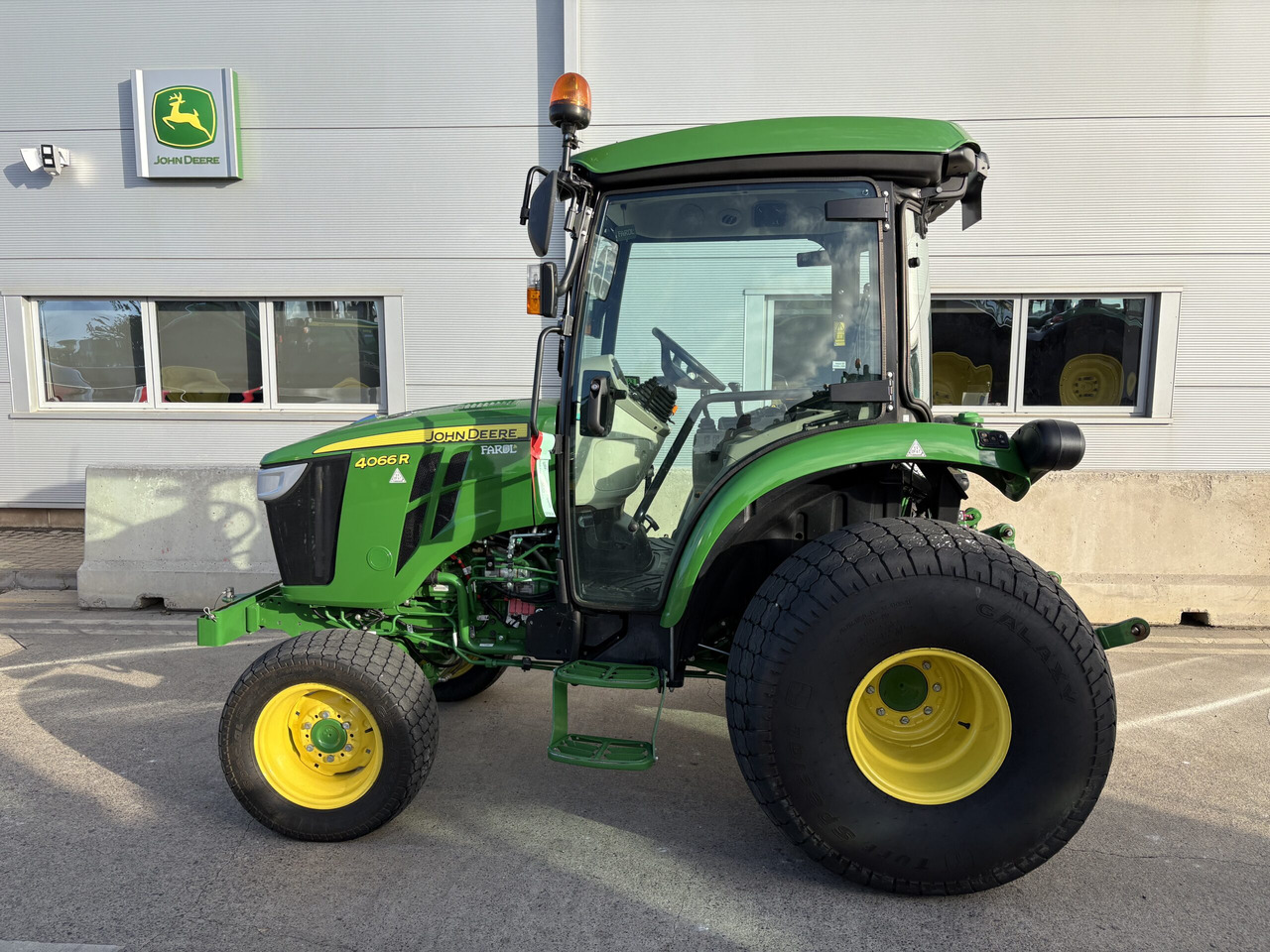 John Deere 4066R Compact Tractor - Μικρό τρακτέρ: φωτογραφία 1 John Deere 4066R Compact Tractor - Μικρό τρακτέρ: φωτογραφία 1