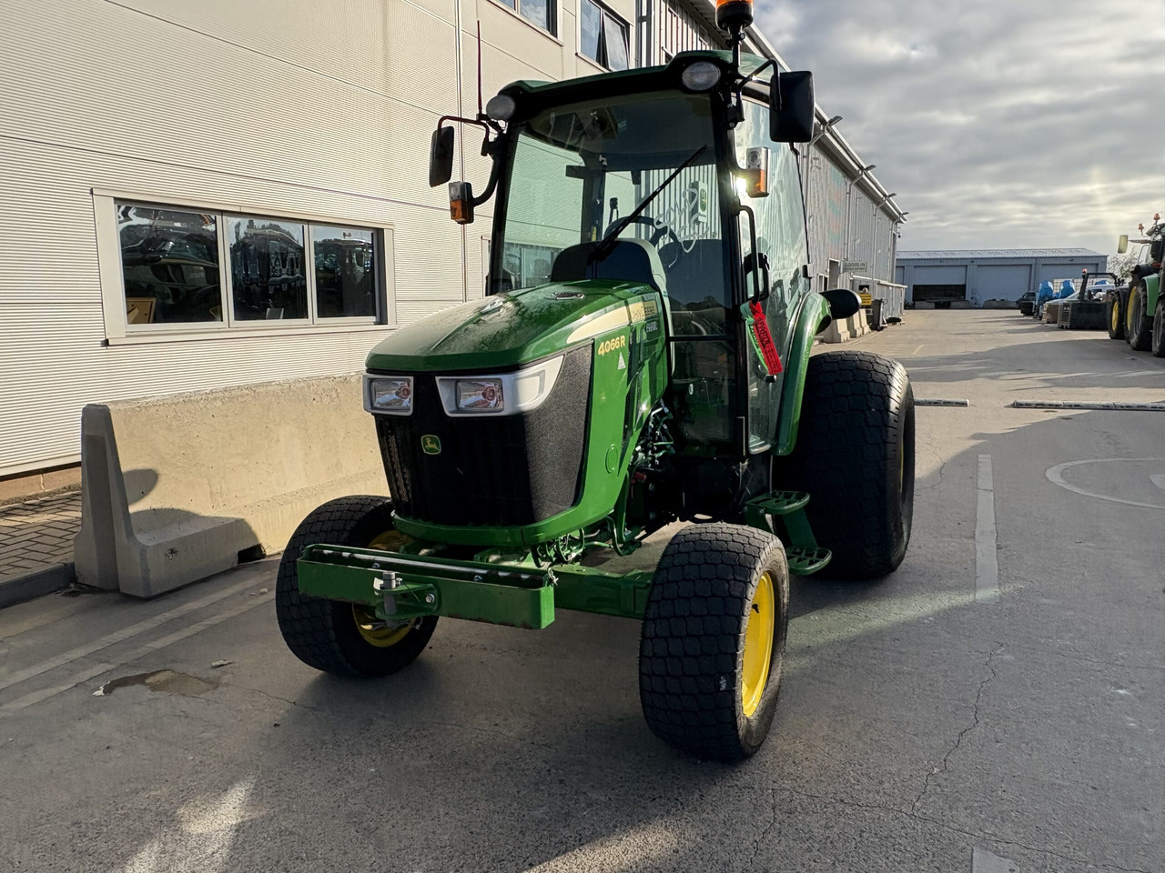 John Deere 4066R Compact Tractor - Μικρό τρακτέρ: φωτογραφία 4 John Deere 4066R Compact Tractor - Μικρό τρακτέρ: φωτογραφία 4