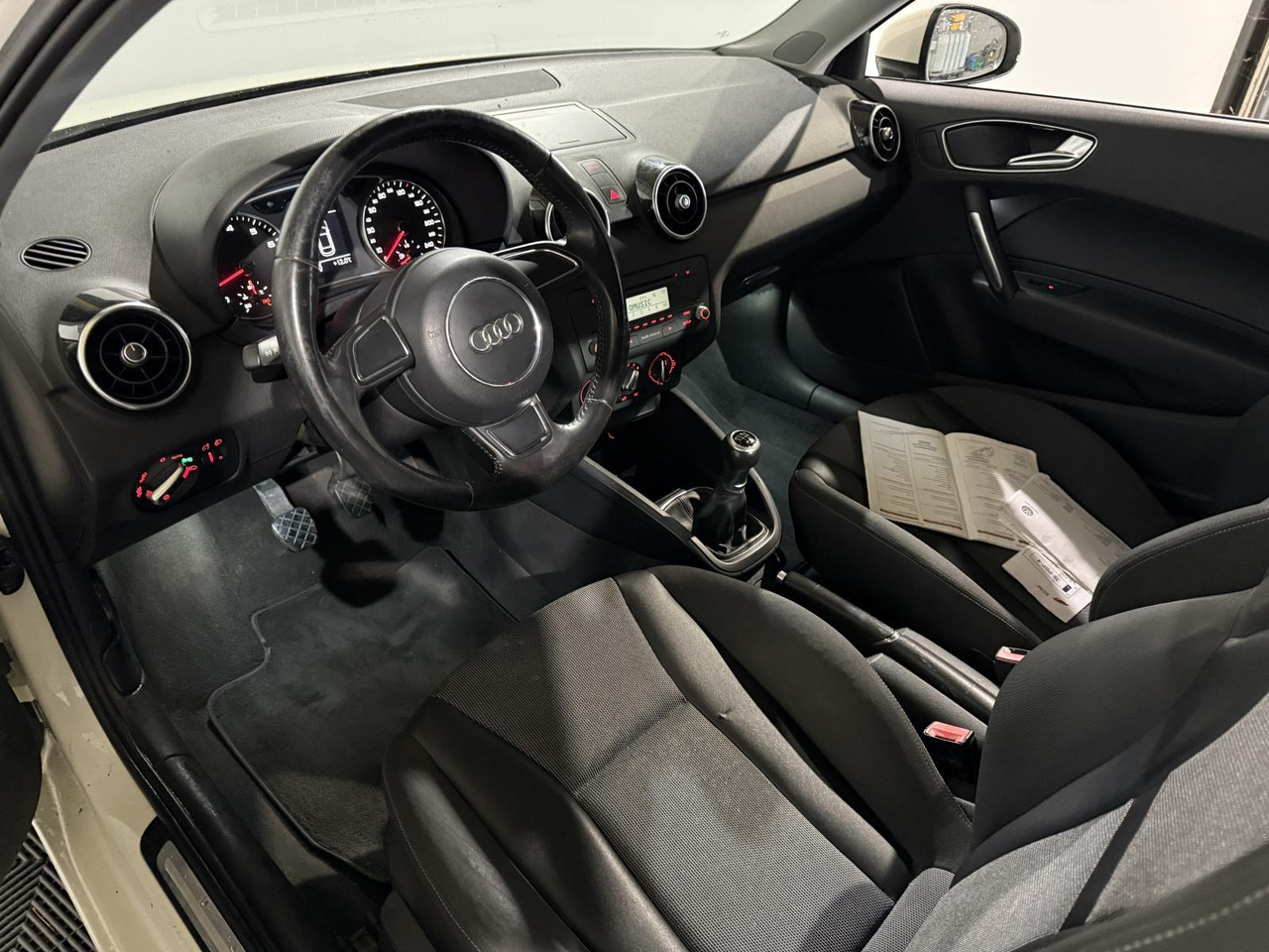 Audi | A1 | 1.2 TFSI Ambition Pro Line | 2011 | 173.570 km | 38PBP4 | Logisch - Hatchback: φωτογραφία 4 Audi | A1 | 1.2 TFSI Ambition Pro Line | 2011 | 173.570 km | 38PBP4 | Logisch - Hatchback: φωτογραφία 4