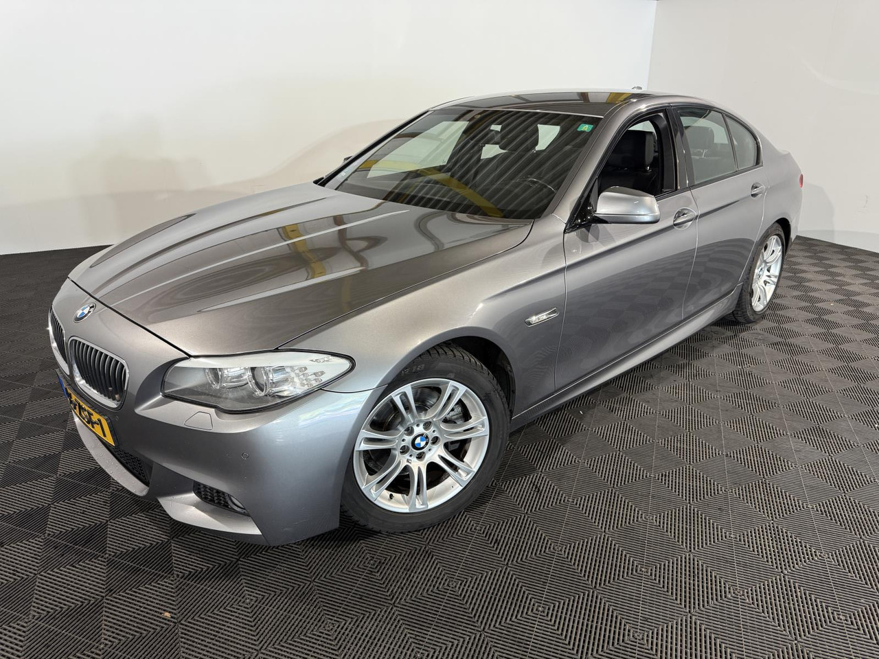 BMW | 5-serie | 520i High Executive | 2013 | 218.545 km | 46ZSF1 | Logisch - Λιμουζίνα/ Sedan: φωτογραφία 1 BMW | 5-serie | 520i High Executive | 2013 | 218.545 km | 46ZSF1 | Logisch - Λιμουζίνα/ Sedan: φωτογραφία 1