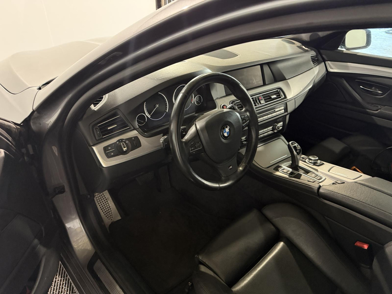 BMW | 5-serie | 520i High Executive | 2013 | 218.545 km | 46ZSF1 | Logisch - Λιμουζίνα/ Sedan: φωτογραφία 4 BMW | 5-serie | 520i High Executive | 2013 | 218.545 km | 46ZSF1 | Logisch - Λιμουζίνα/ Sedan: φωτογραφία 4