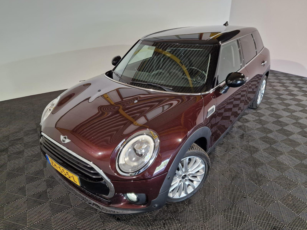 Mini Clubman 1.5 Cooper Pepper Business ZH-555-L 215.148 km - Αυτοκίνητο: φωτογραφία 1 Mini Clubman 1.5 Cooper Pepper Business ZH-555-L 215.148 km - Αυτοκίνητο: φωτογραφία 1